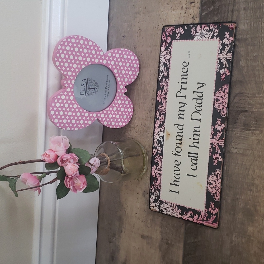 Lot of room decor metal wall sign, small photo frame flower